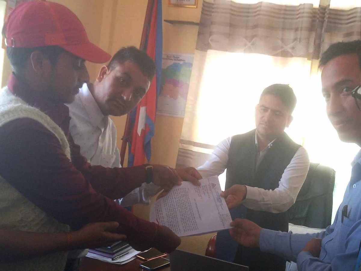 लघुबित्त बैंकर्स संघले बैतडीमा पनि बुझायो ज्ञापन पत्र 